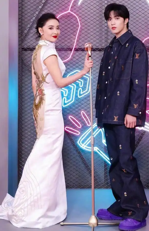 女明星的冬装_寒冬红毯保暖心机_女明星红毯穿搭保暖技巧