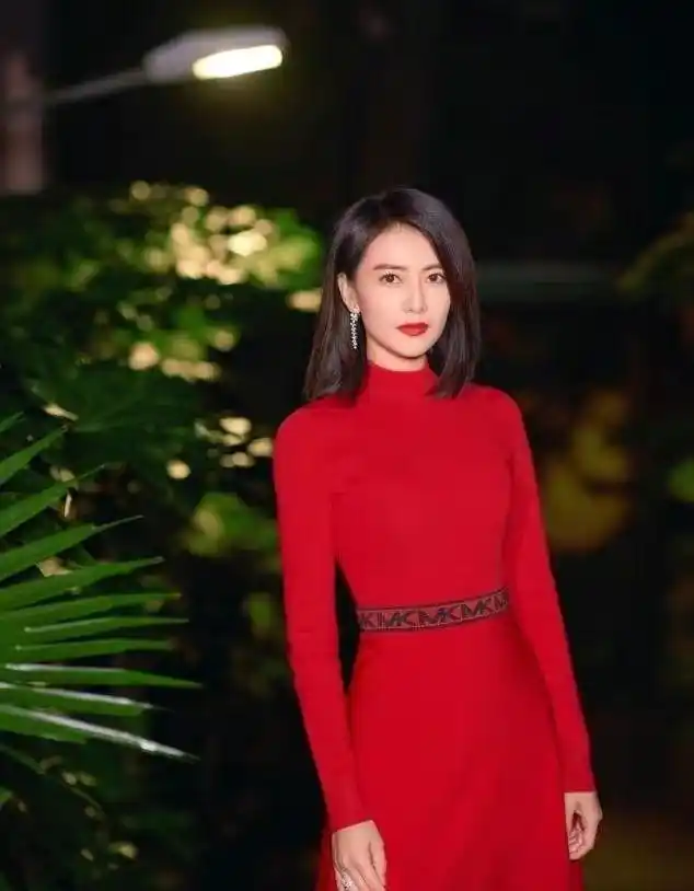 中年妇女齐肩短发型_女明星齐肩卷发_短发造型技巧