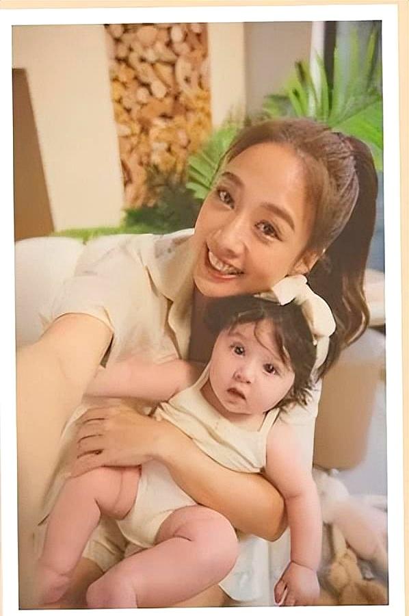 鬼鬼母女合照_鬼鬼女儿日常_娱乐圈的少女辣妈