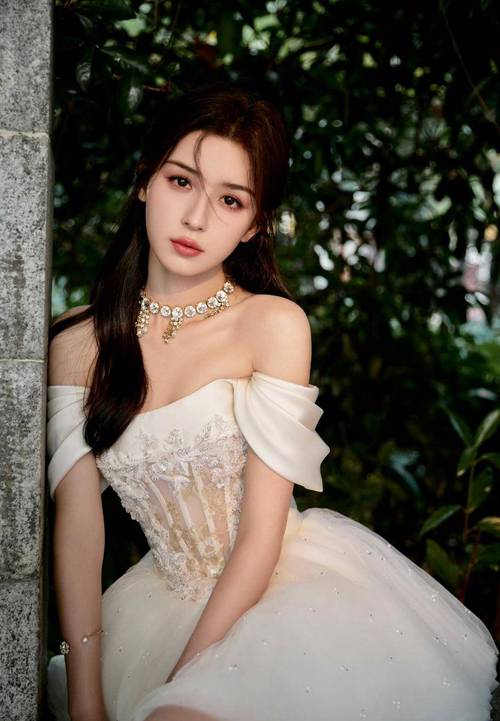 新疆美女霸屏娱乐圈，自信风采太亮眼！