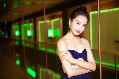 5位“睡姿奇葩”的女星，许佳琪单腿站着睡着了，林允简直无敌了