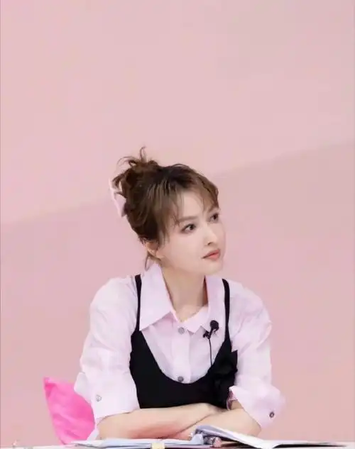 吴昕直播外国网友英语互动_女明星直播间_吴昕直播带货转型经历