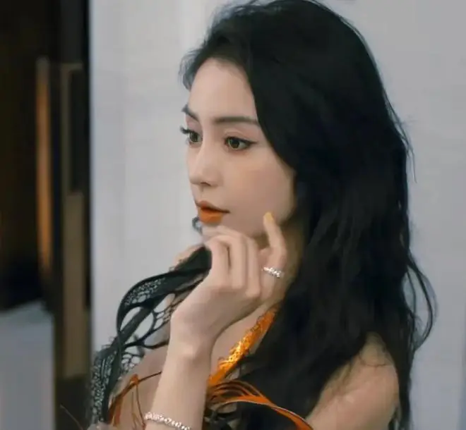 发量少的女明星有哪些_杨幂赵丽颖金晨假发片_女明星脱发严重